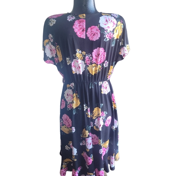 Torrid Black Faux Wrap Short Sleeve Dress With Floral Print Sz.0 - Picture 7 of 8